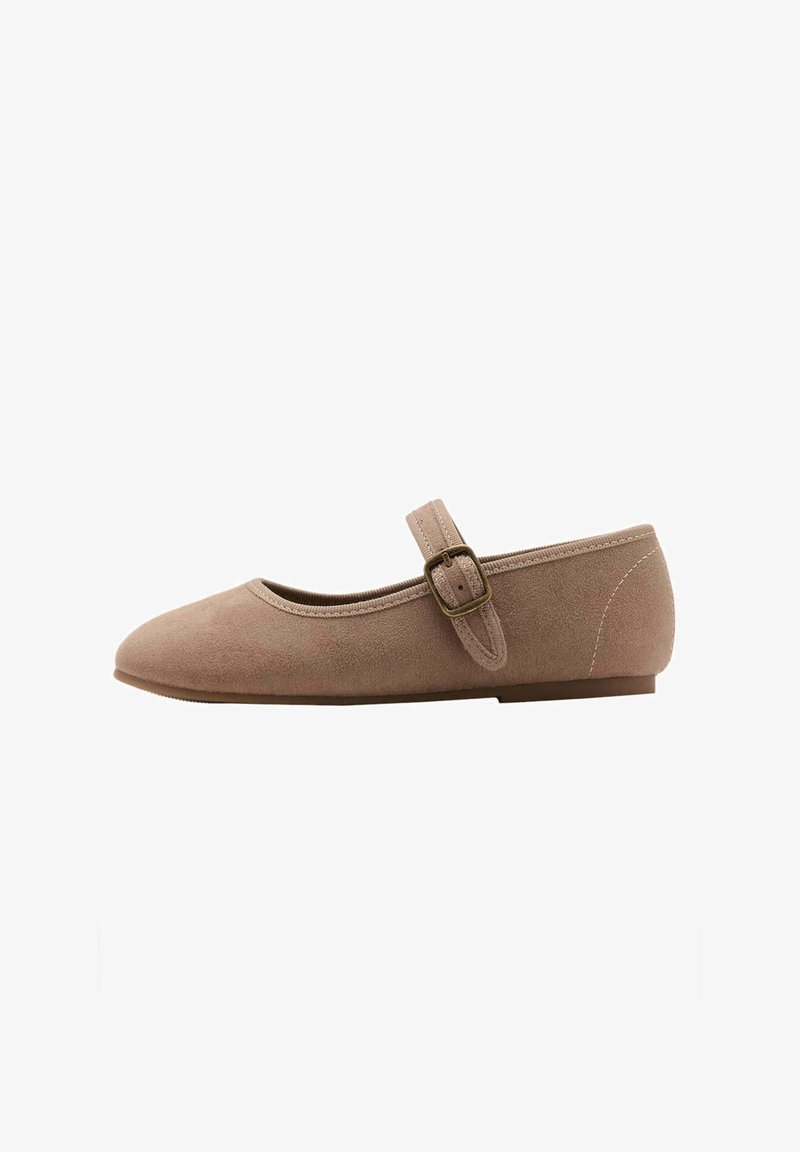 Chaussure plate Mary Jane en daim marron clair avec bout rond et bride ajustable avec boucle métallique sur fond blanc.