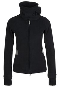 Chaqueta de forro polar negra con cuello alto, cierre frontal de cremallera y dos bolsillos laterales. Presenta un branding sutil y puños acanalados para un ajuste ceñido.