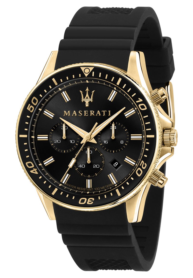 Maserati zwarte chronograaf horloge met gouden accenten, rubberen band, zwart wijzerplaat, luminescerende markeringen en drie sub-dials; waterdicht tot 100 meter.
