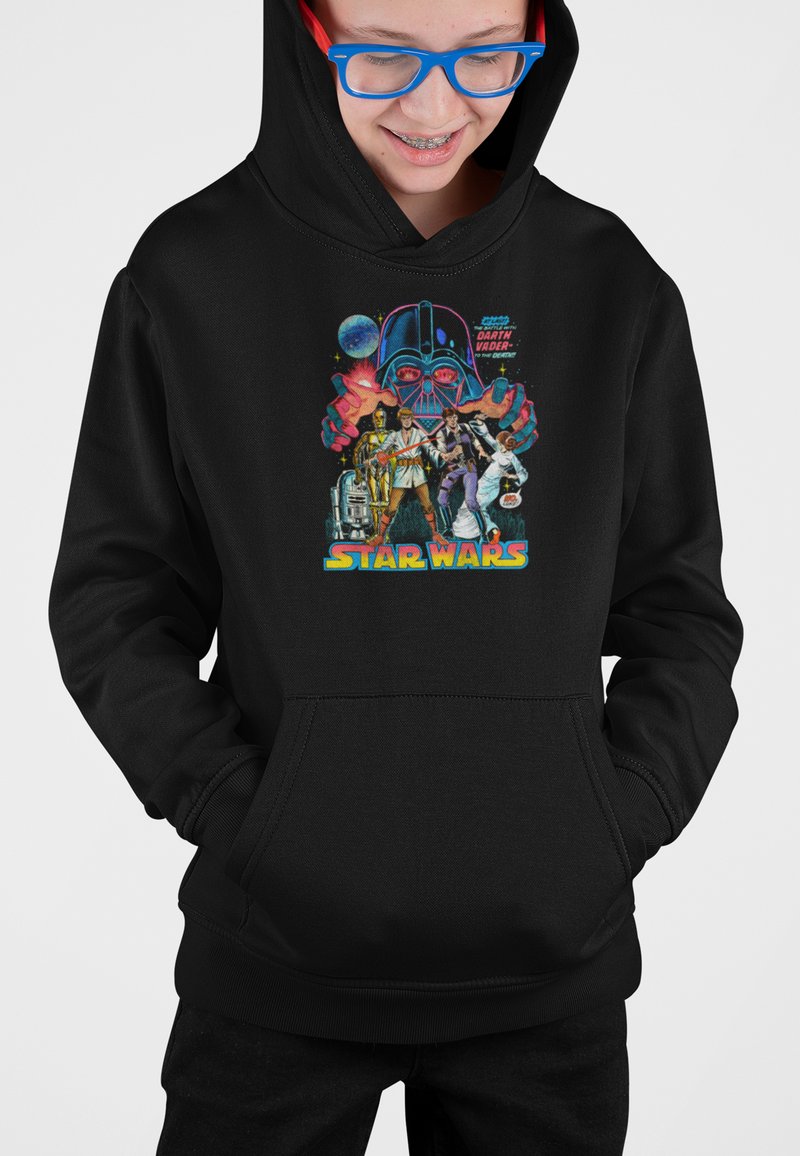 Felpa nera con cappuccio che presenta una grafica colorata di Darth Vader e personaggi di Star Wars, con il testo "STAR WARS" in basso.