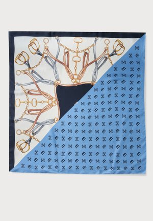 Foulard carré en soie avec illustrations de bride et mors de cheval sur fond blanc et bleu marine, coin bleu avec petits motifs répétés liés aux chevaux.