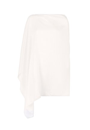 Top bianco asimmetrico realizzato in tessuto leggero, con design drappeggiato, bordi morbidi e silhouette fluida.