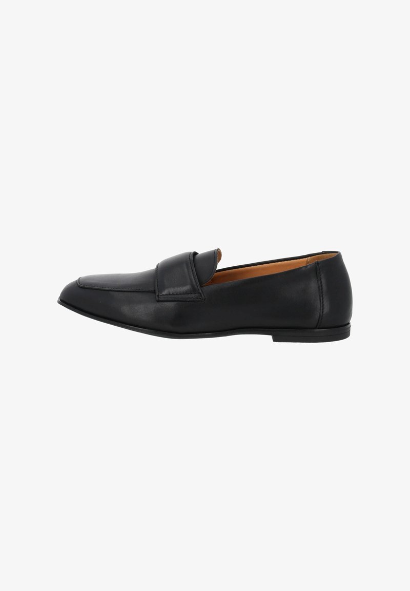 Mocasín de cuero negro con perfil bajo, punta redondeada y un detalle de costura en la parte superior. Textura suave y minimalista.