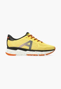 Laufschuhe mit einem gelben Netz-Obermaterial, schwarzen Akzenten, grauen und orangefarbenen Details sowie einer weiß gesprenkelten Sohle. Rote Schnürsenkel vervollständigen das Design.