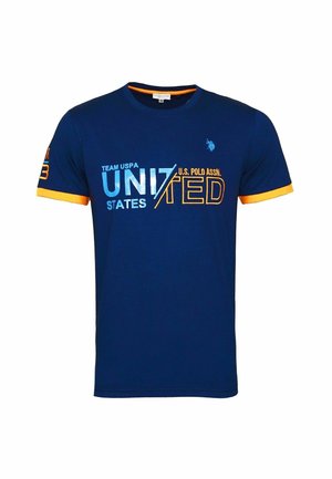 Granatowa koszulka z pomarańczowymi akcentami, krótkim rękawem i graficznym napisem: "TEAM USPA UNITED STATES U.S. POLO ASSN." z przodu.