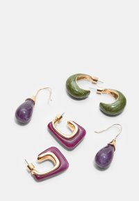 Tre par øreringe: grønne og gyldne hoops, lilla dråber og magentafarvede geometriske former med gyldne accenter. Glat, blank overfladestruktur.