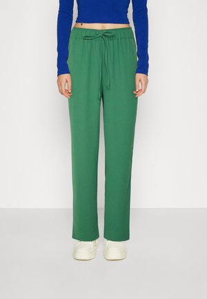 Soaked in Luxury SHIRLEY TAPERED PANTS - Παντελόνι - foliage green