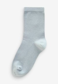 Calzino azzurro chiaro realizzato in tessuto liscio. Presenta una parte superiore a coste, punta senza cuciture e un tallone leggermente curvo. Design semplice e solido.