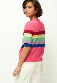 Next CREW NECK SHORT SLEEVE-REGULAR FIT - Marškinėliai su spaudiniu - pink rainbow