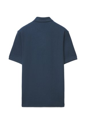 Dunkelblaues Kurzarm-Poloshirt aus strukturiertem Stoff, mit klassischem Kragen und geradem Saum. Keine sichtbaren Logos oder Akzente.