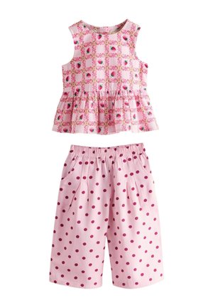 Haut rose sans manches pour tout-petit avec imprimé de fraises et short assorti rose à pois rose foncé avec ceinture élastique.