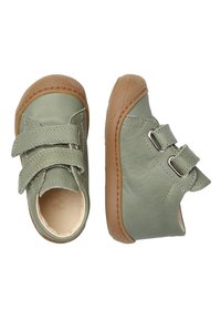 Scarpine in pelle verde per bambini con doppie fascette in Velcro, suole in gomma marrone e design della punta arrotondata. Texture liscia con dettagli di cucitura.