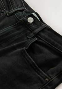 Schwarze Jeans aus Denim mit Vordertasche, Metallknopfverschluss und dezenten Ziernähten; das Gewebe ist weich und hat eine glatte Textur.