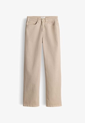 Beige rechte broek met knoop en rits aan de voorkant, voor- en muntzakken, gemaakt van denimachtig stof, plat neergelegd op een witte achtergrond.
