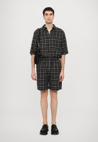 Henrik Vibskov WAYBILL UNISEX - Šortai - black