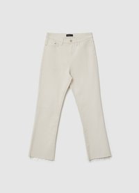 Jeans a zampa di colore beige in denim con vita alta, design a cinque tasche e orlo grezzo. Realizzati in cotone con una texture liscia. Presentazione distesa.