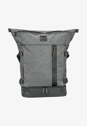 Mochila de tela gris con un diseño de parte superior enrollable, cierre de cremallera, detalles en negro, correas ajustables y logo en la parte frontal.