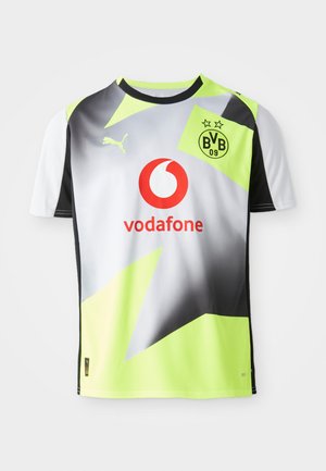 Korte mouw sporttrui met een gradient ontwerp in grijs, zwart en felgeel accenten, met een centraal rood logo en sponsor tekst.
