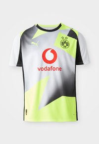 Maglia sportiva a maniche corte con motivo a gradiente in grigio, nero e accenti giallo brillante, con un logo rosso centrale e testo dello sponsor.