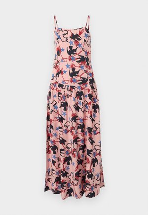 Robe maxi rose sans manches avec fines bretelles, présentant des motifs abstraits d'oiseaux noirs et rouges ainsi que des étoiles bleues.