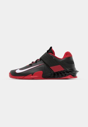 Zapatillas deportivas negras y rojas con un diseño elegante, parte superior de malla texturizada, suela de goma resistente y acento destacado con logotipo blanco.