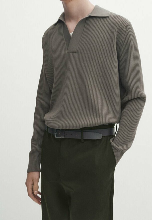 Brun, ribbet langærmet polo-shirt med krave, parret med mørkegrønne bukser og et sort bælte. Enkelt, tekstureret design.