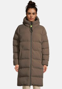 Langer, brauner Daunenmantel mit hohem Kragen, Frontreißverschluss, seitlichen Taschen und strukturiertem, gesteppter Design mit Kapuze.