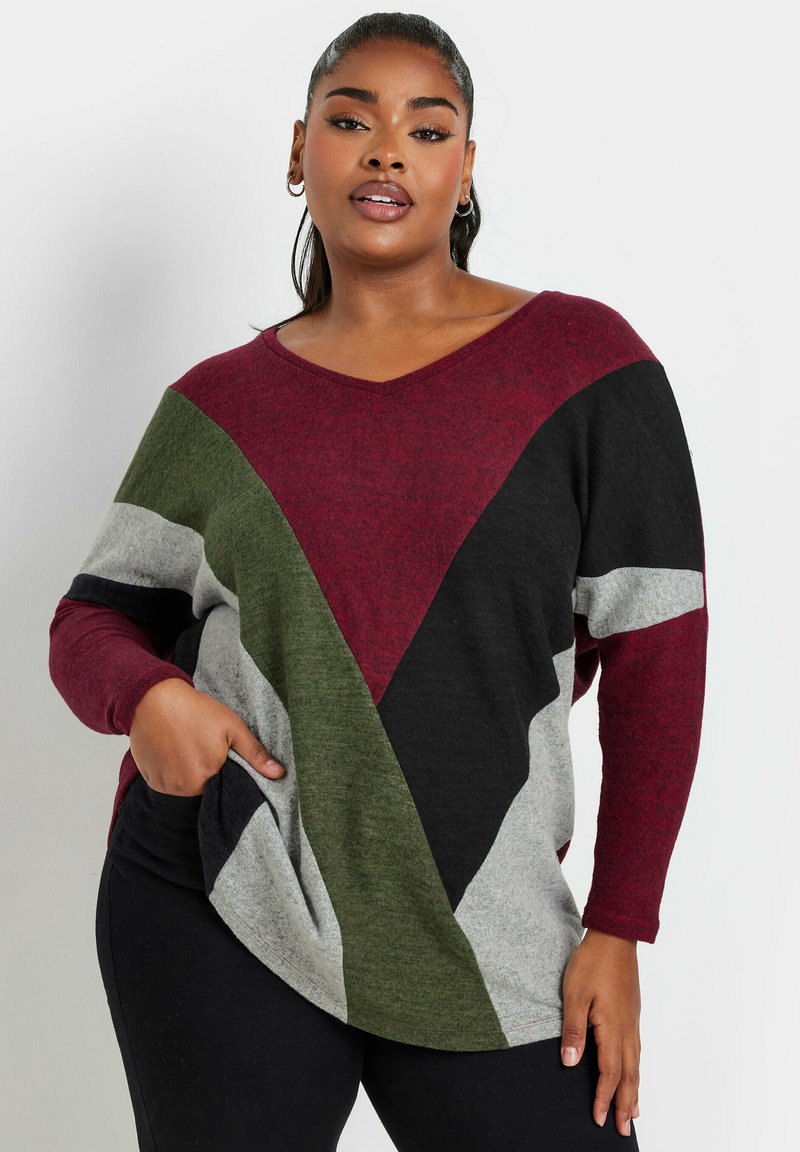 Maglione con scollo a V e pannelli bicolore in borgogna, verde, grigio e nero. Texture morbida, con maniche lunghe e tasche laterali.