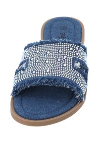 Denim slide sandal med fransade kanter och ett glittrande rhinestonesband över ovandelen. Mjuk sula och robust brun gummisula.