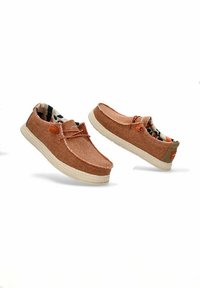 Zapatos trenzados marrones con suelas de color beige claro, con punta redonda, cordones decorativos y un forro interior estampado. Diseño que asegura un ajuste seguro.