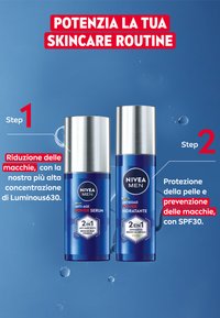 Due prodotti per la cura della pelle NIVEA MEN blu con tappi argentati. A sinistra: siero anti-invecchiamento. A destra: idratante con SPF 30. Il testo indica i passaggi per l'uso.