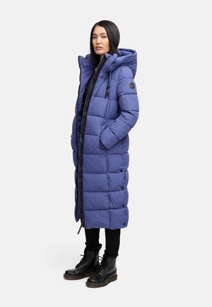 Langer gefütterter Mantel in einheitlichem lila Farbton, mit Kapuze, Reißverschluss, seitlichen Taschen und Knopfdetails am Saum. Über schwarzer Kleidung getragen.