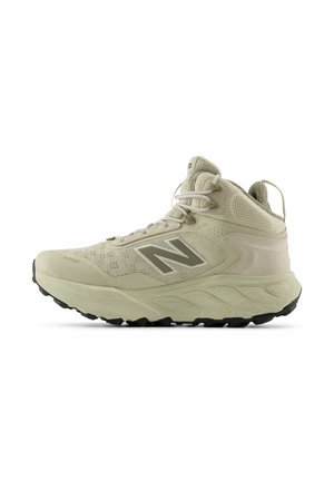 Hellebeige High-Top-Sportschuh mit atmungsaktivem Mesh-Obermaterial, gepolstertem Schaftrand und Gummisohle, der ein auffälliges silbernes "N"-Logo aufweist.