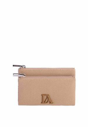 Bolsa beige texturizada con cremallera, con dos cremalleras plateadas y un logotipo "DA" marrón en relieve en la parte frontal.