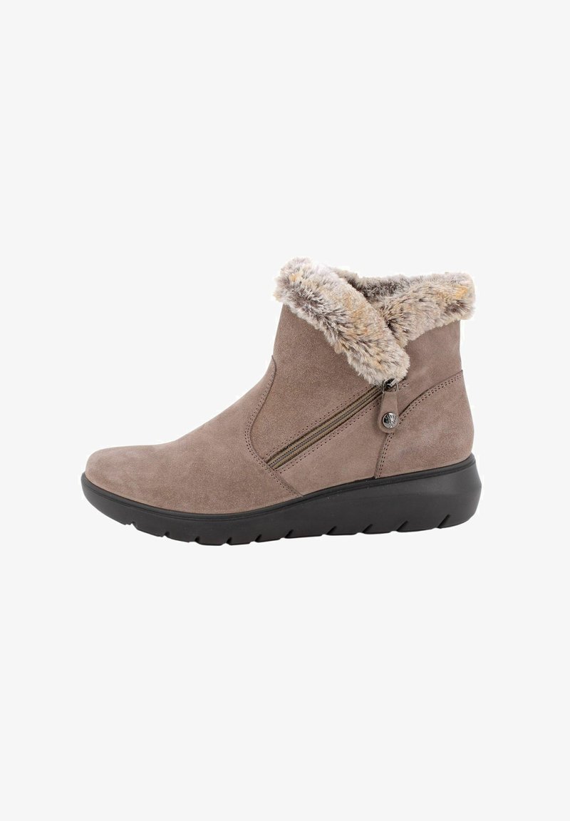 Stivaletto in suede marrone con colletto in pelliccia sintetica, zip laterale, punta arrotondata e suola in gomma nera. Texture liscia con accenti caldi.