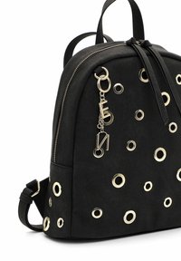 Zaino in tessuto nero con occhielli metallici, chiusura con zip e portachiavi decorativo. Texture liscia con spallacci regolabili.