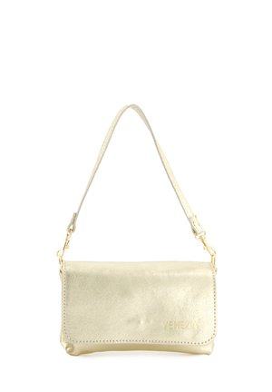 Goldene Lederclutch mit gesteppten Kanten, flacher rechteckiger Form, abnehmbarem Trageriemen undprägierter "VENEZIA"-Markierung auf einer Seite.