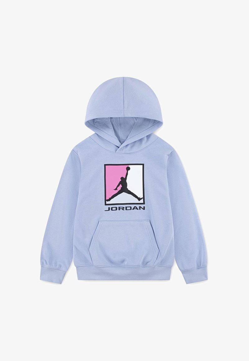 Felpa con cappuccio di colore blu chiaro, dotata di tasca frontale, con il logo Jumpman nero all'interno di un quadrato rosa e bianco e il testo "JORDAN" sottostante.
