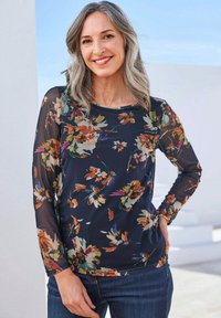 Langärmlige navy Bluse mit floralem Druck in Orange, Weiß und Grün. Durchsichtiger Stoff, runder Ausschnitt, taillierter Schnitt und geraffter Saum.