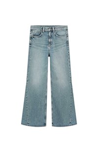 Lichtblauwe wijde jeans met voorzakken, lussen voor een riem en een knoopsluiting in de taille, plat gelegd op een witte achtergrond.