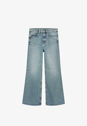 Světle modré džíny s širokými nohavicemi, předními kapsami, poutky na opasek a zapínáním na knoflík v pase, rozložené na bílém pozadí.