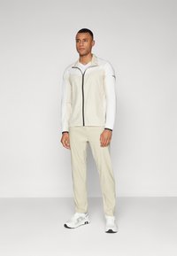 Peak Performance MEADOW WIND JACKET - Softshelljakke - sand fog/offwhite/