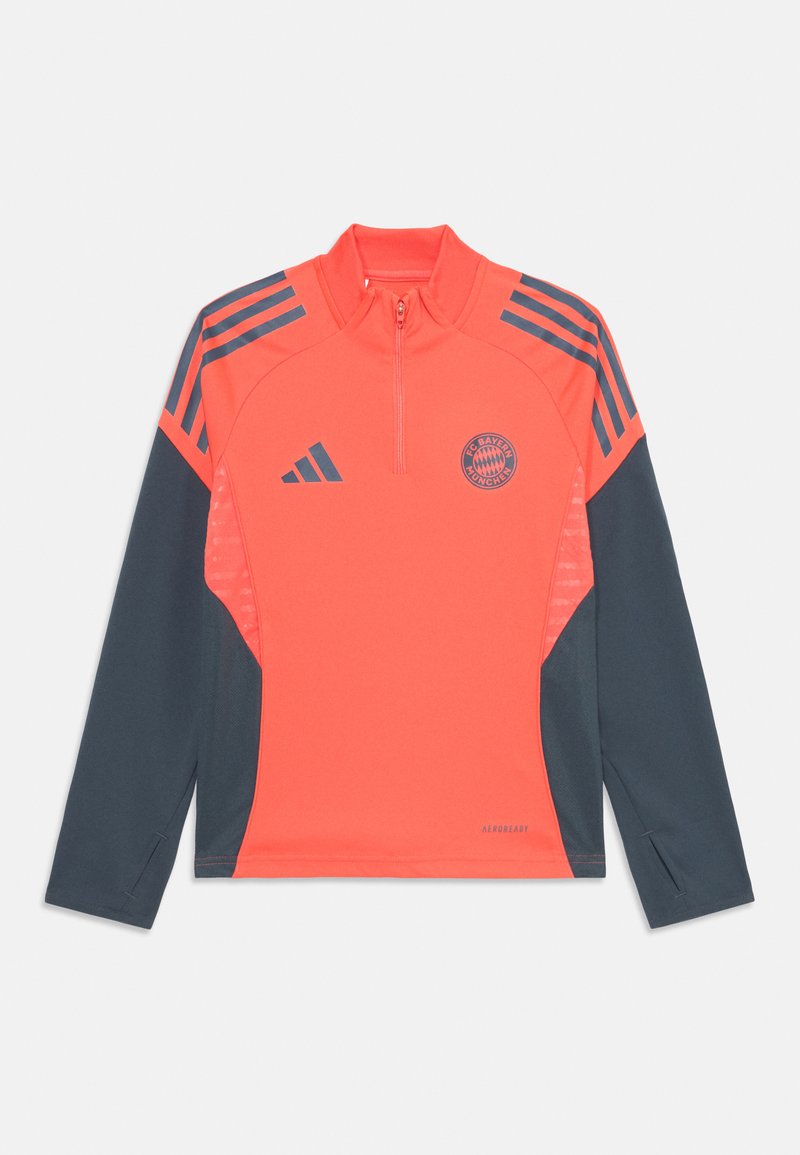 Jaco de FC Bayern Munich, com design de meia-zíper, corpo em coral vibrante, mangas em azul-marinho e painéis laterais em malha com detalhes do logotipo.