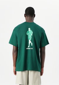 adidas Originals - RETRO RUNNING UNISEX - Majica kratkih rukava s printom - collegiate green Minijatura 1