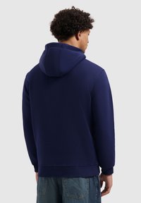 Donkerblauwe hoodie van zachte stof, voorzien van een capuchon met trekkoord, geribbelde boorden aan de mouwen en zoom. Soepele textuur met minimale details.