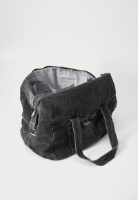 Bolsa de denim preto com alças duplas, fecho zíper e interior cinza-prateado. Apresenta um pequeno bolso exterior com zíper. Design simples e estruturado.