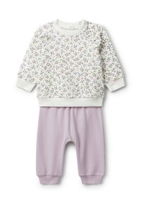 Baby outfit met een witte longsleeve top met een klein kleurrijk bloemenpatroon en lichtpaarse broek met geribbelde boorden.