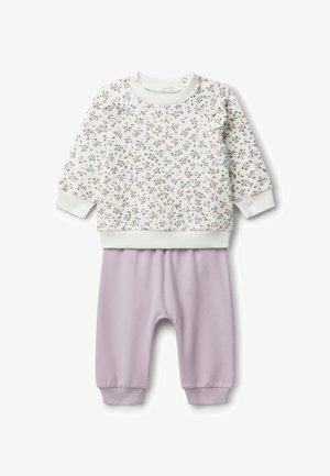 Baby outfit met een witte longsleeve top met een klein kleurrijk bloemenpatroon en lichtpaarse broek met geribbelde boorden.