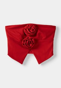 Rotes Stoffbandeau mit zwei Rosenapplikationen in der Mitte, das eine figurbetonte Passform und eine spitze untere Kante aufweist. Glatte Textur, dehnbares Material.