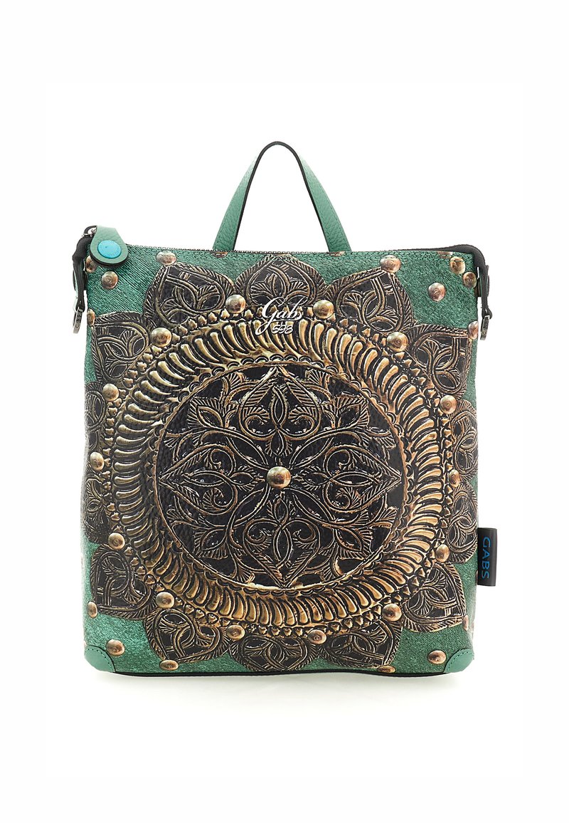 Borsa verde texture con intricato design circolare in rilievo dorato, borchie in metallo e manico superiore. Chiusura con zip sul lato, contrassegnata da un'etichetta del marchio.
